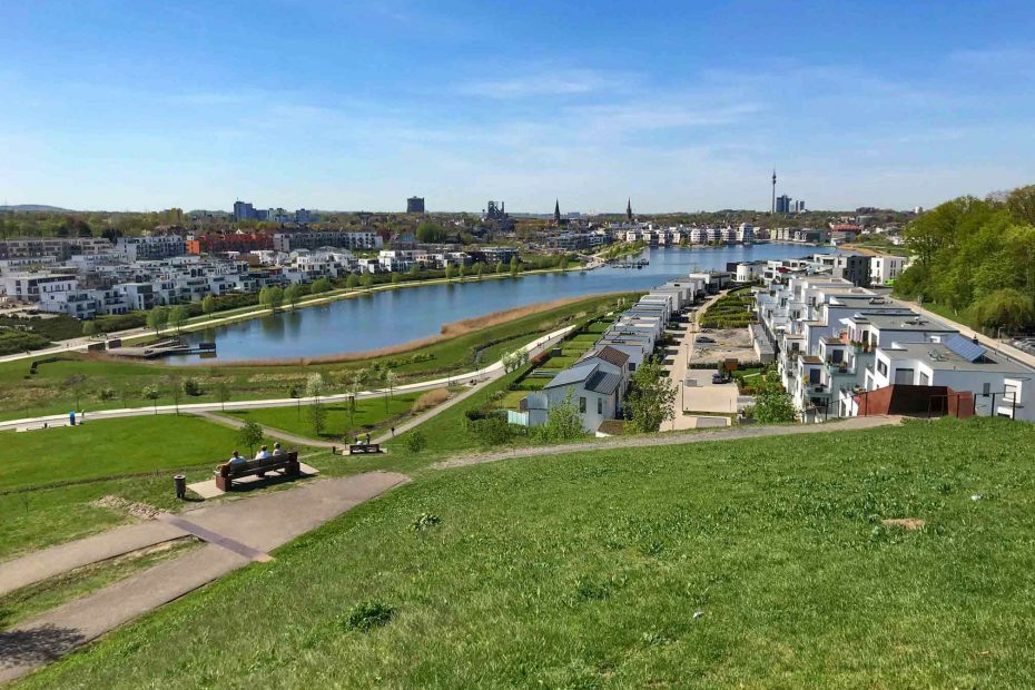 Die Aussicht vom Kaiserberg auf den Dortmunder Phoenix See.